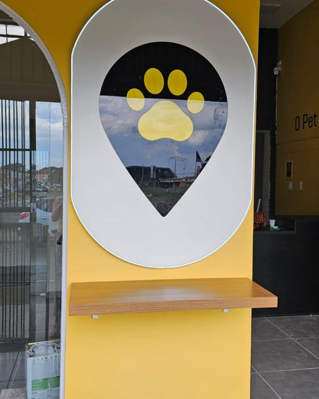 Adesivação e Comunicação Visual Interna para Pet Shop